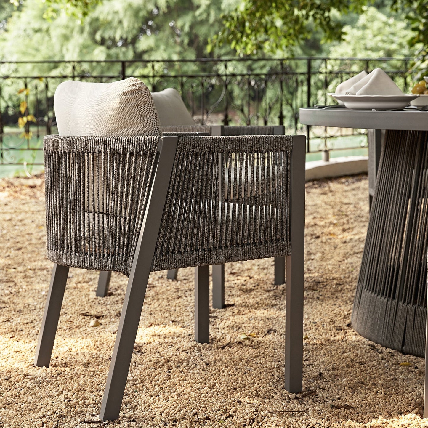 Pedra Rope and Aluminium Outdoor 6-Seater Round Dining Set, Grey