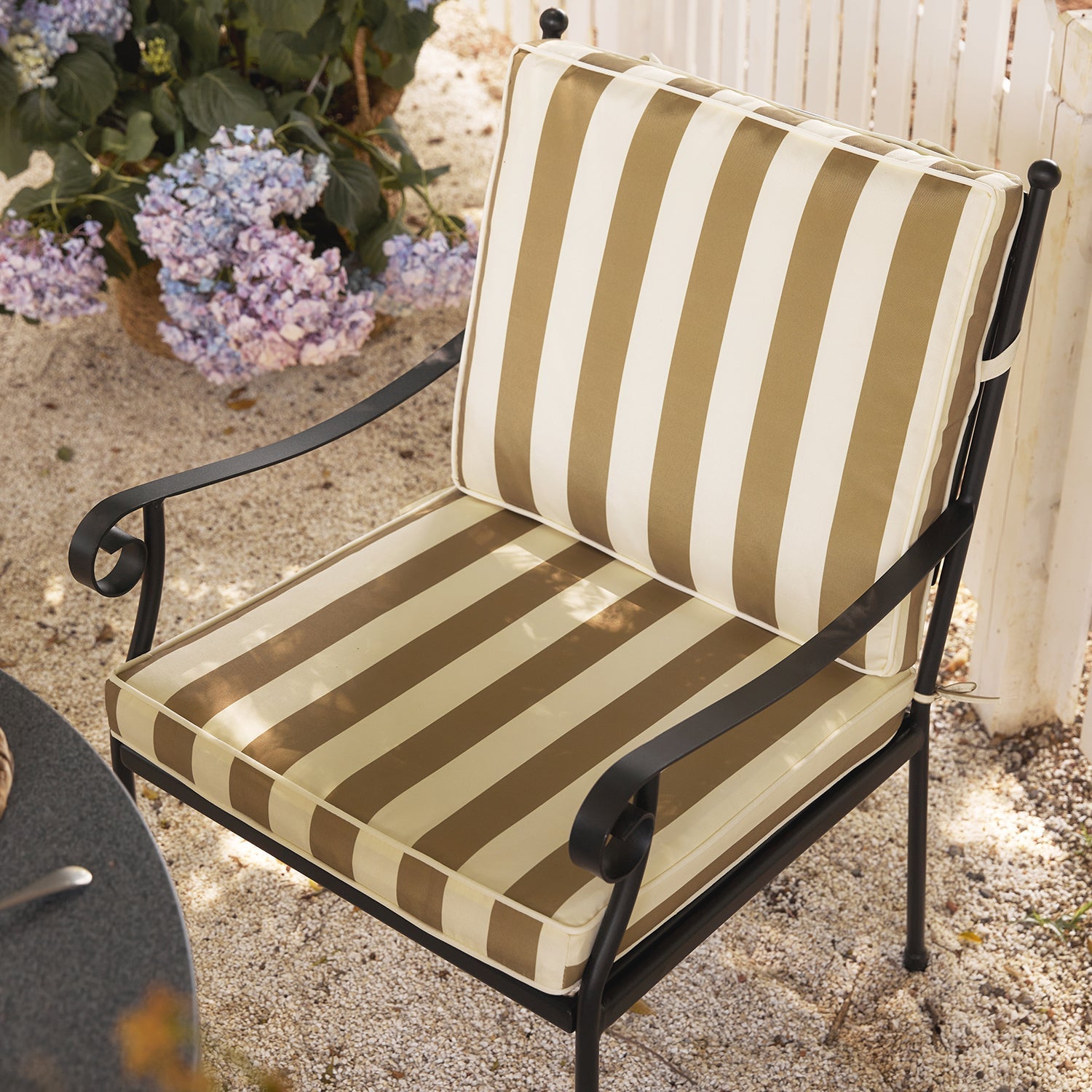 Haymes Indoor and Outdoor Metal 4-Seater Round Dining Set, Khaki Stripe