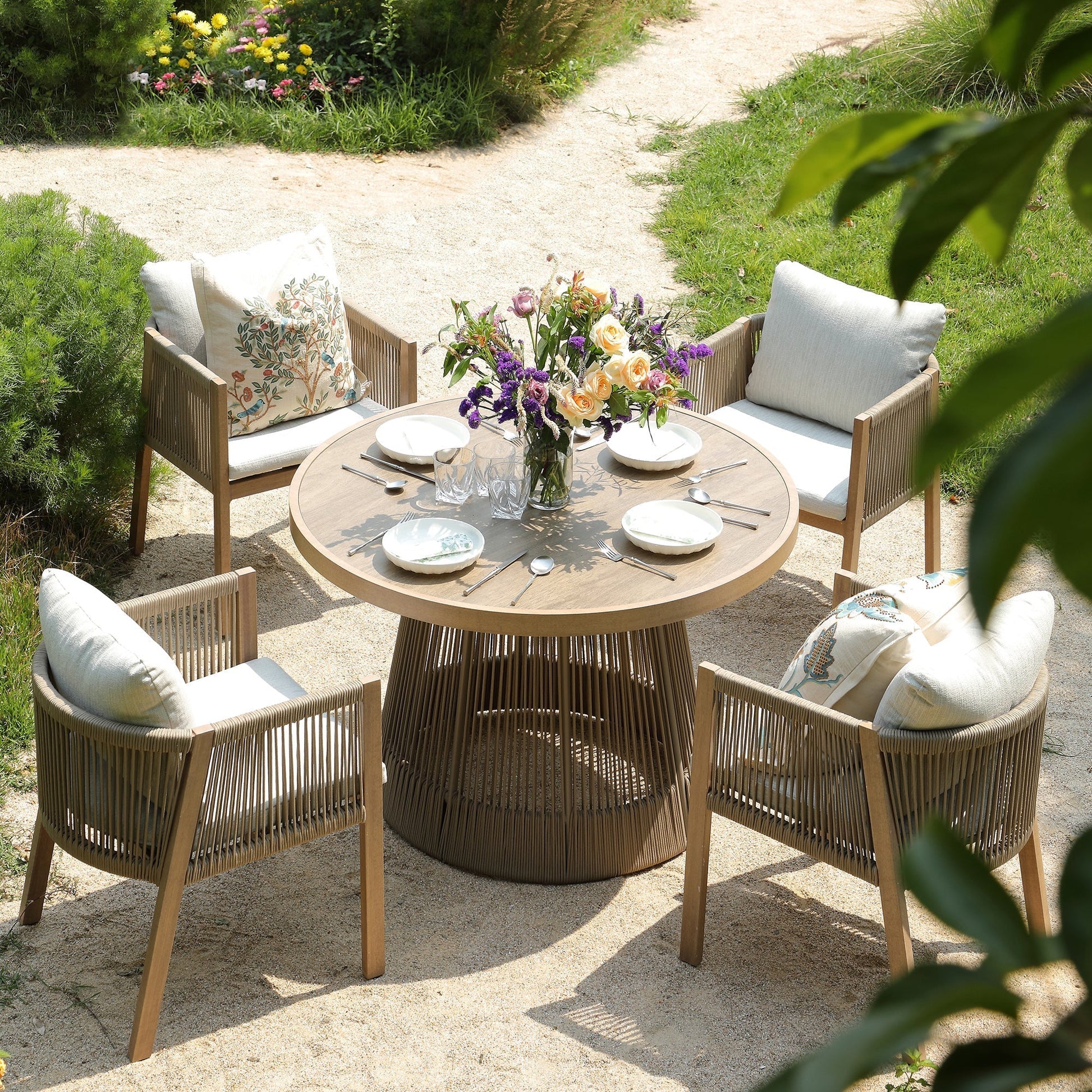 Pedra Rope and Aluminium Outdoor 4-Seater Round Dining Set, Natural